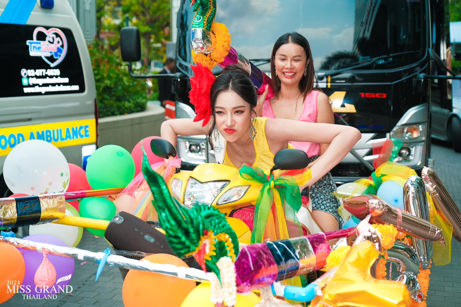 Thí sinh thi hoa hậu đi xe cứu thương đến địa điểm thi khiến netizen tranh cãi: Độc lạ hay lố lăng? - ảnh 6
