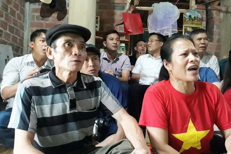 Ông Bùi Văn Khánh (trái) là người đốc thúc và ủng hộ sự nghiệp thi đấu bóng đá của các con từ trẻ