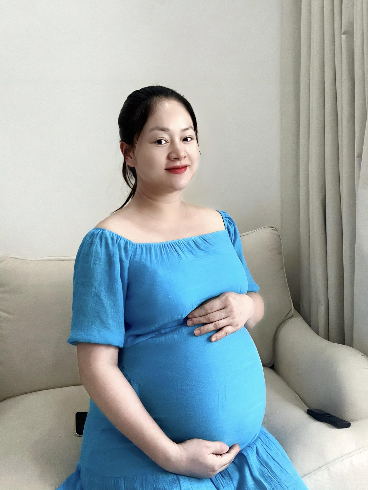 Những ngày cuối thai kỳ, Lan Phương chụp ảnh với bụng nhô cao