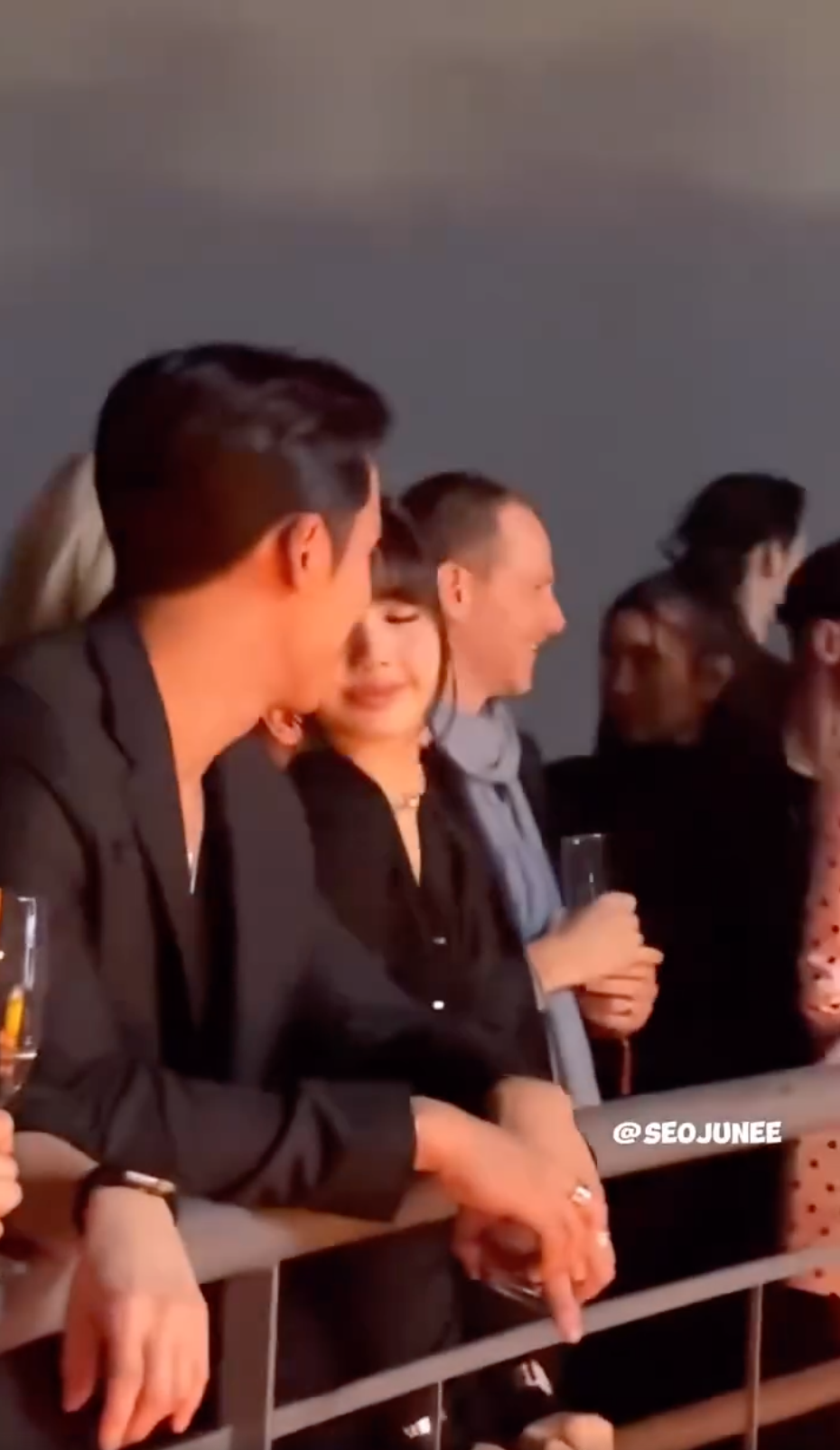 Khoảnh khắc Lisa hôn gió Mingyu được netizen chú ý