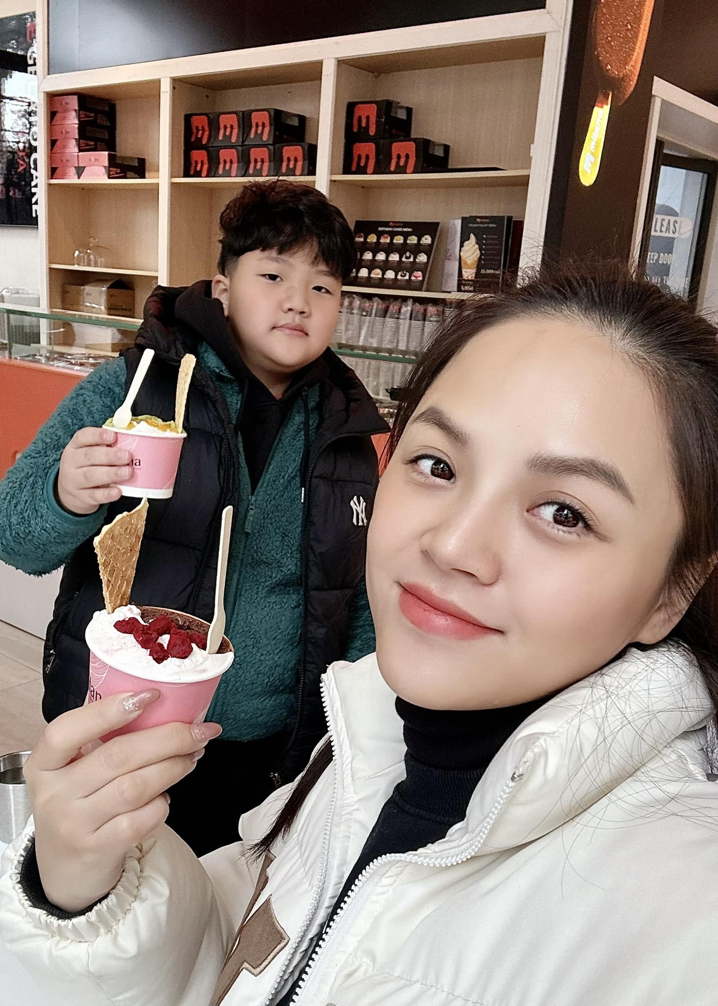 Gần đây, Thu Quỳnh tươi tắn khoe ảnh đi ăn kem cùng con trai trước khi sinh nở