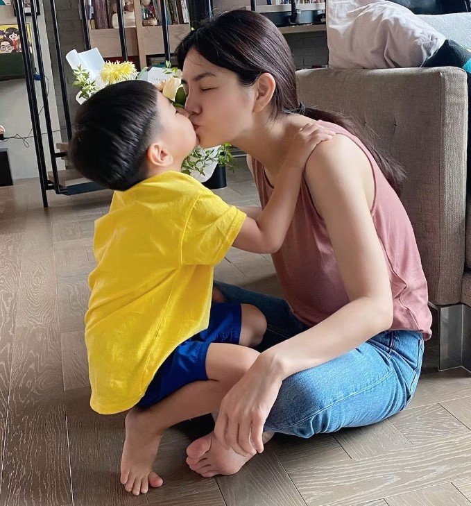 Hành động 'khóa môi' với con trai của Ella Trần Gia Hoa từng gây tranh cãi
