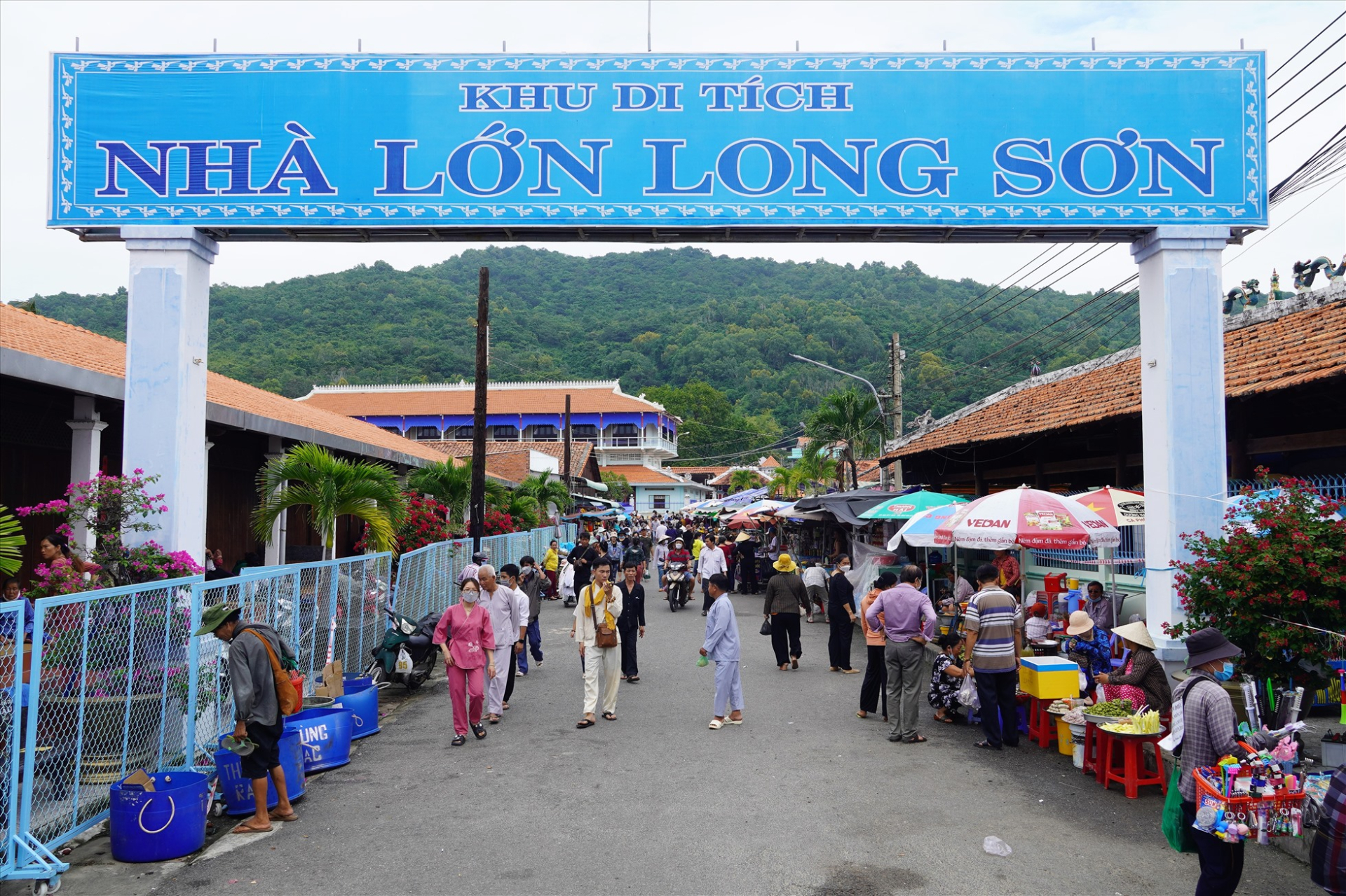 Ngôi làng Long Sơn thu hút nhiều người đến tham quan, tìm hiểu vì những tập tục đặc biệt