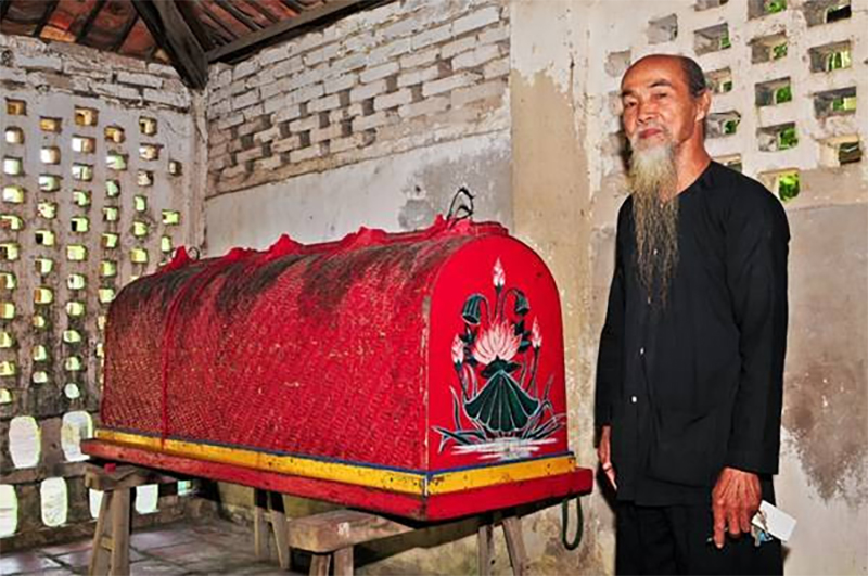Hình ảnh 'bao quan' được sơn màu đỏ ở làng Long Sơn