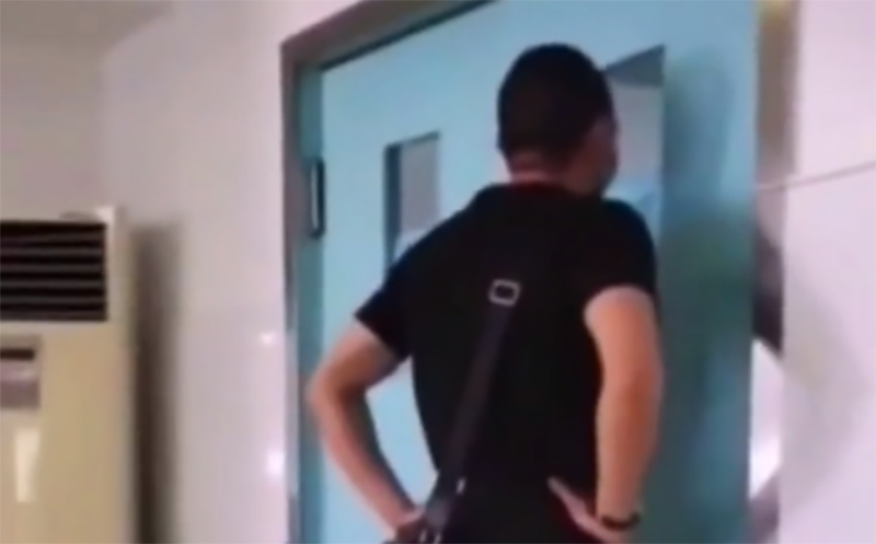 Những người đàn ông lạ mặt đứng túc trực bên ngoài phòng sinh để chờ cô gái 22 tuổi sinh con