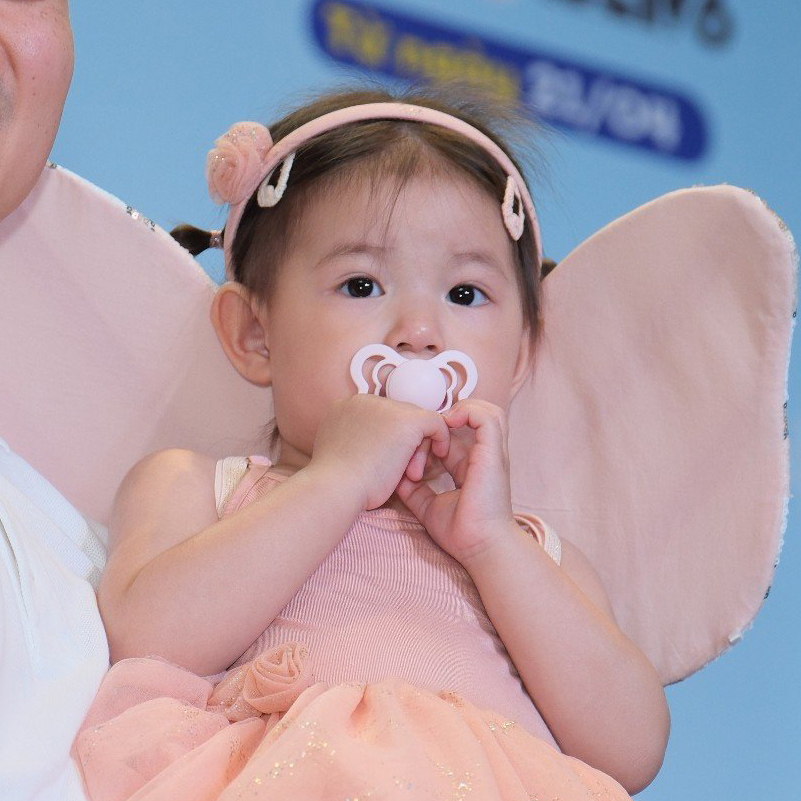 Trước ống kính máy quay, bé Pam có chút rụt rè