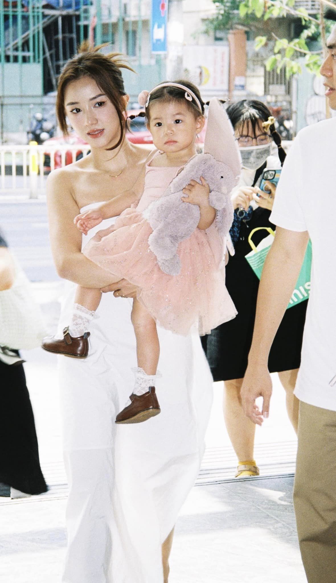 Mặc dù bối rối nhưng bé Pam vẫn nhiệt tình chào hỏi và làm trò theo yêu cầu của các fan hâm mộ