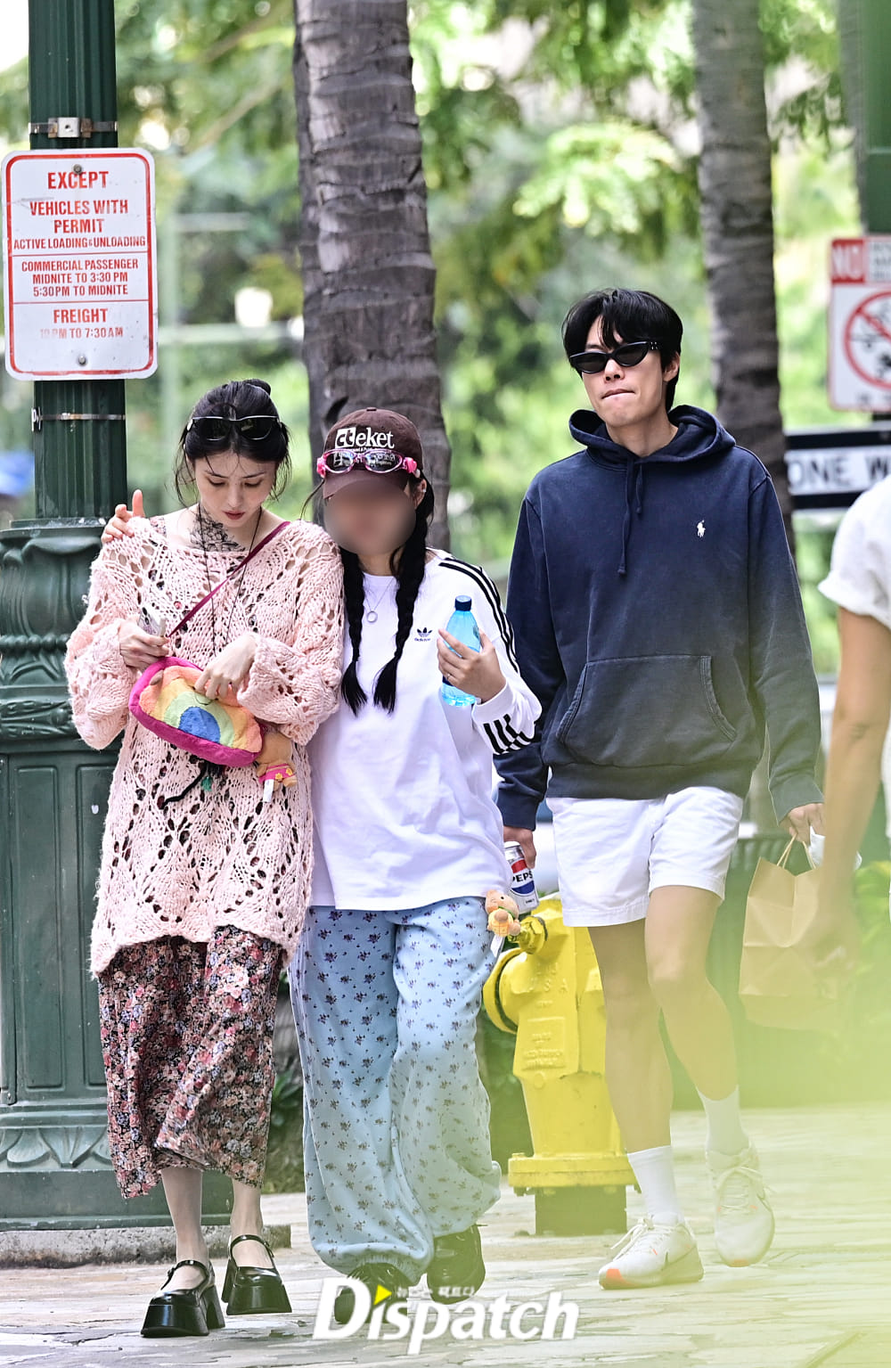 Hình ảnh Han So Hee và Ryu Jun Yeol đi ăn cùng nhau ở Hawaii được Dispatch chụp được sau 1 ngày công khai hẹn hò