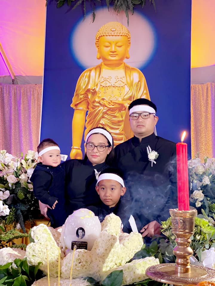 Gia đình Wendy Phạm trong tang lễ của ca sĩ Phi Nhung năm 2021