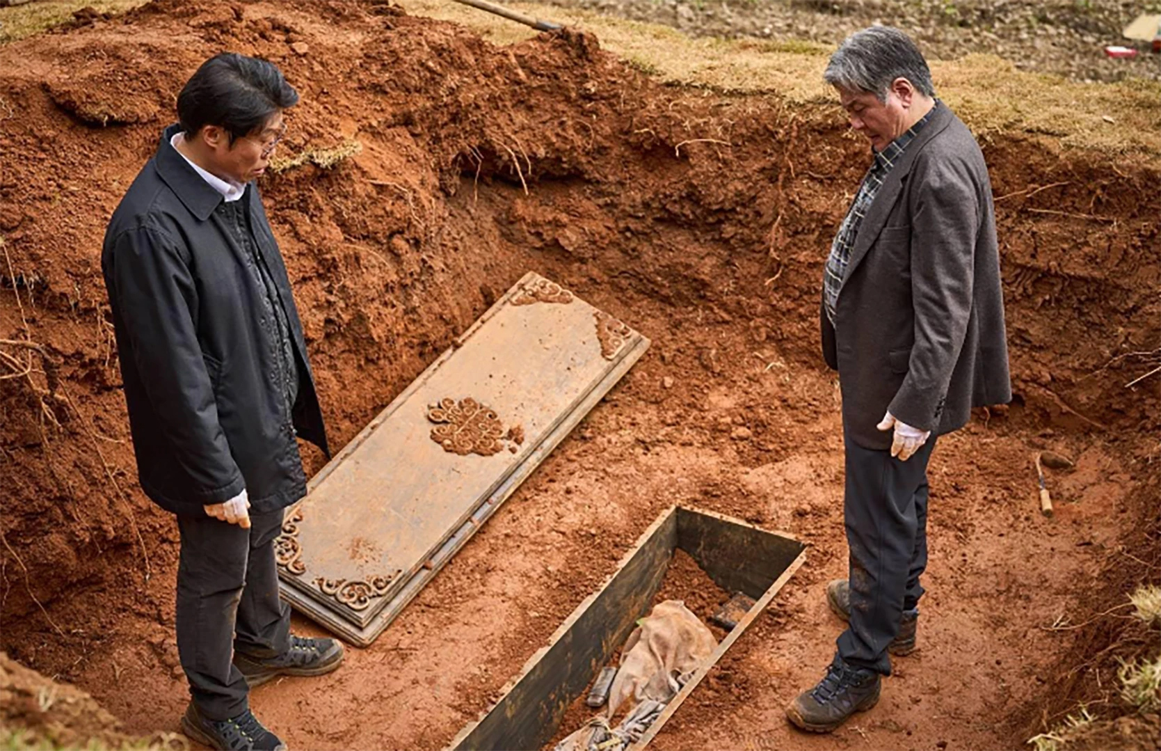 Gisune đã chôn một 'cọc sắt' bên dưới mộ của ông nội Park như cách trấn yểm Hàn Quốc