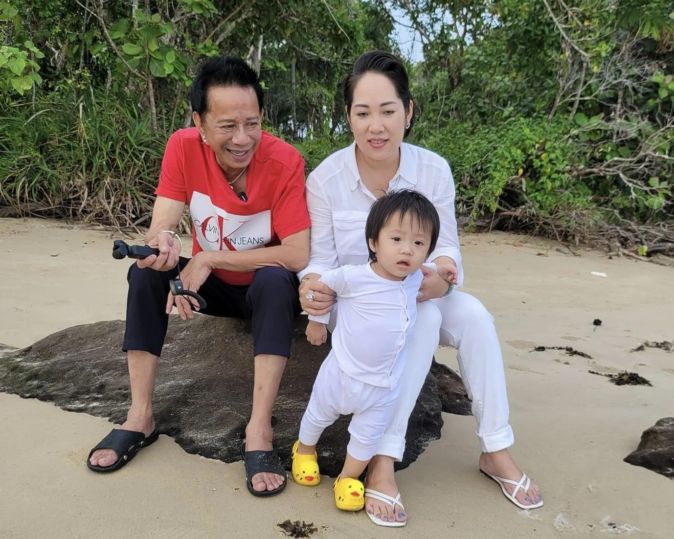 Bảo Chung có cuộc sống hạnh phúc bên vợ kém 29 tuổi và con gái 3 tuổi