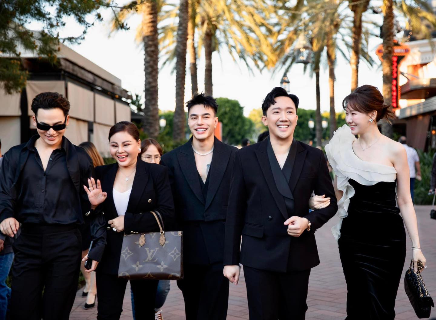 Vợ chồng Trấn Thành cùng Lê Giang, Lê Dương Bảo Lâm, Ali Hoàng Dương đã có mặt tại Mỹ để tham gia buổi công chiếu đầu tiên