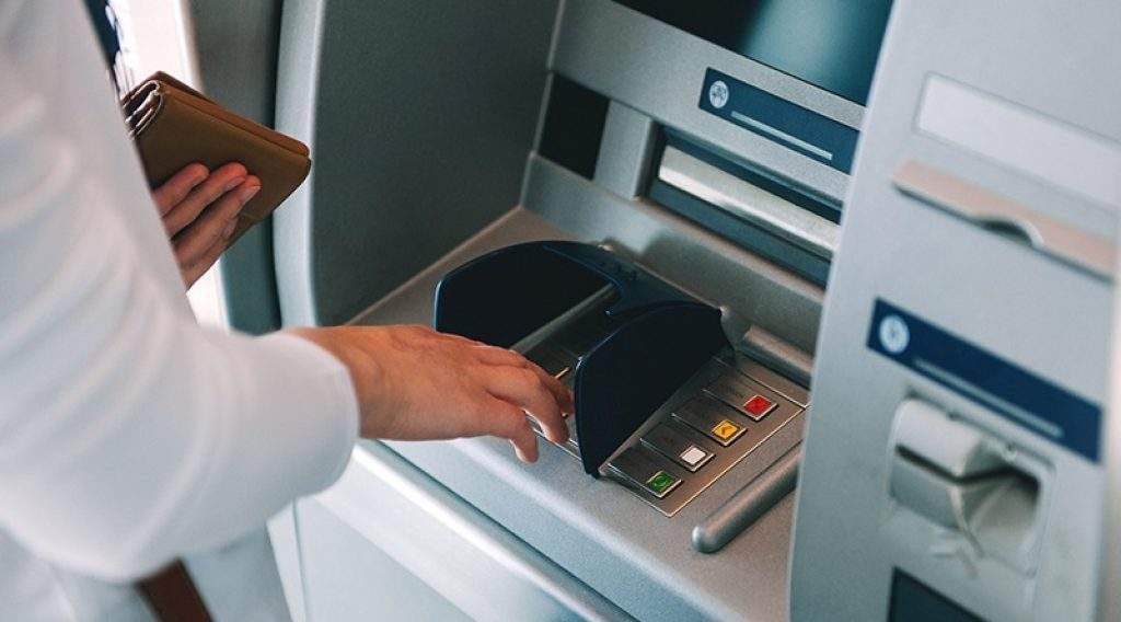 Nhiều người dân hoang mang khi nhận được tin các ngân hàng thu phí duy trì dù thẻ đã không còn sử dụng từ lâu hoặc số dư trong thẻ 0 đồng