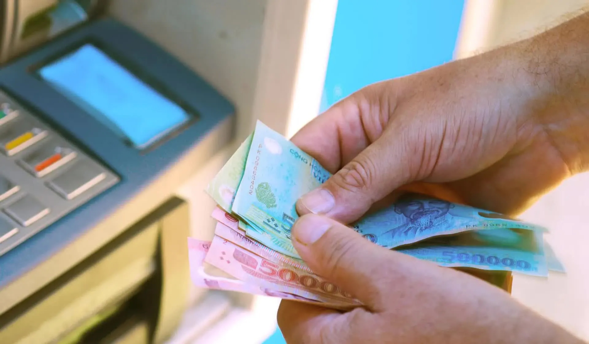 Để kiểm tra thẻ ngân hàng còn hoạt động hay không, khách hàng có thể sử dụng máy ATM, đưa thẻ đến quầy giao dịch hoặc thậm chí là gọi điện đến hotline