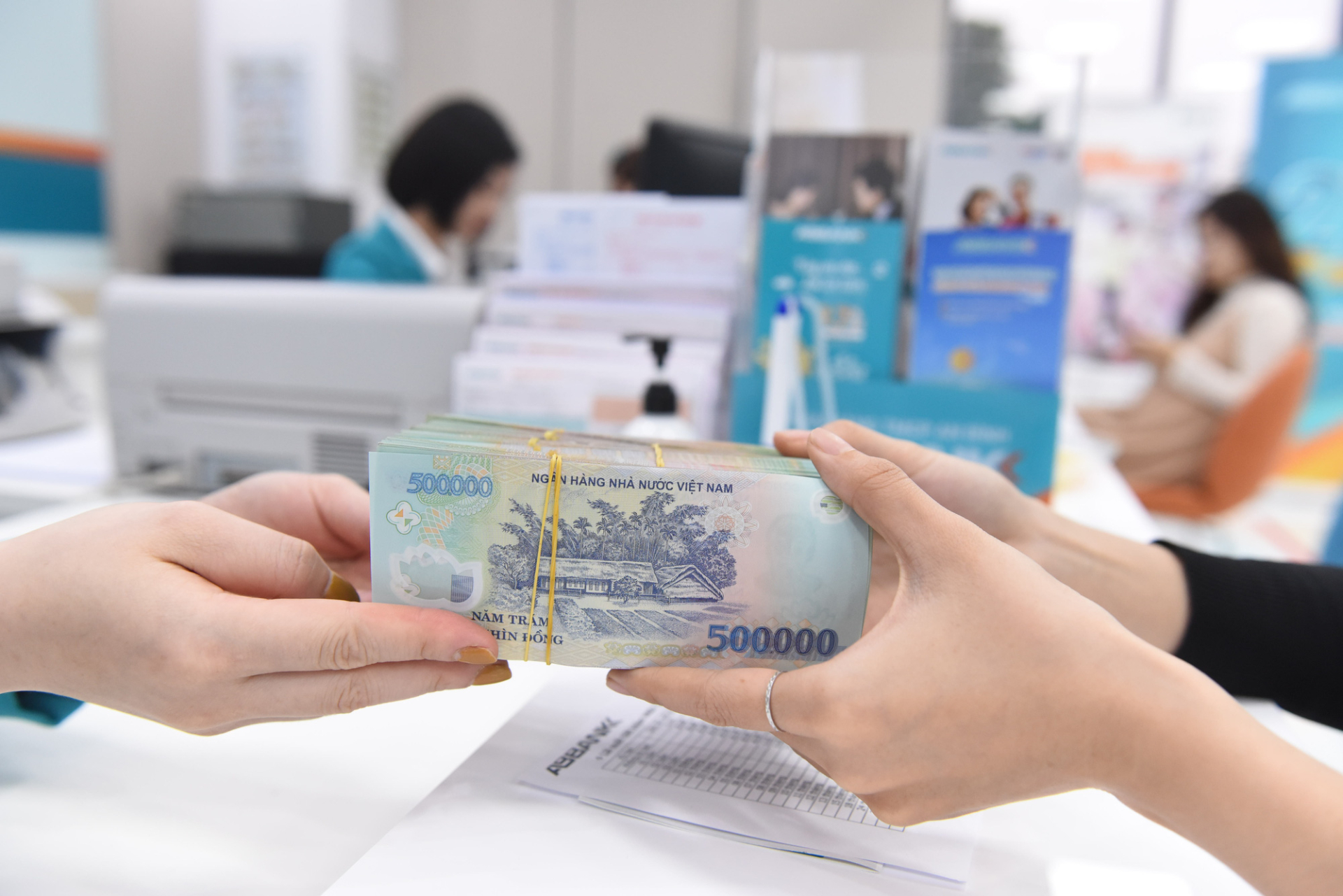 Một số người đến ngân hàng đóng tài khoản thì bị yêu cầu phải nộp phí duy trì mỗi tháng trong khoảng thời gian không sử dụng thẻ