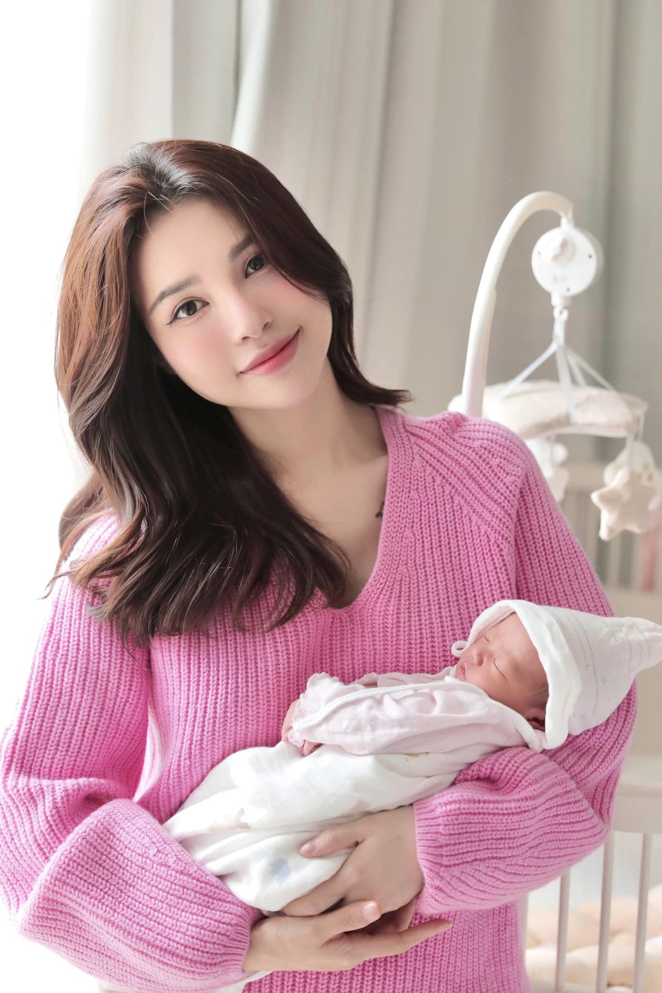 Lucie Nguyễn vừa sinh con 7 tháng mà đã có thai 3-4 tháng khiến khán giả lo lắng