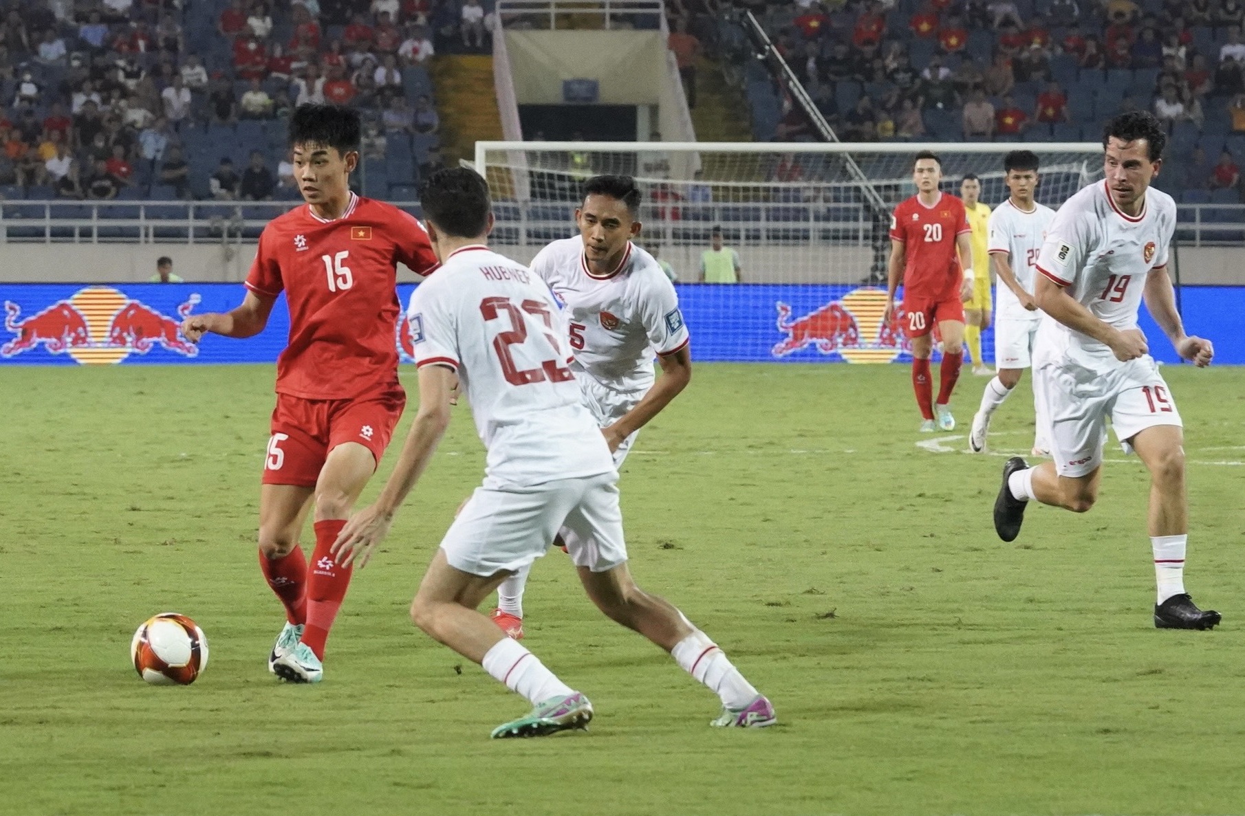 Đội tuyển Việt Nam để thua 0-3 trước Đội tuyển Indonesia trên sân nhà tối ngày 26/3