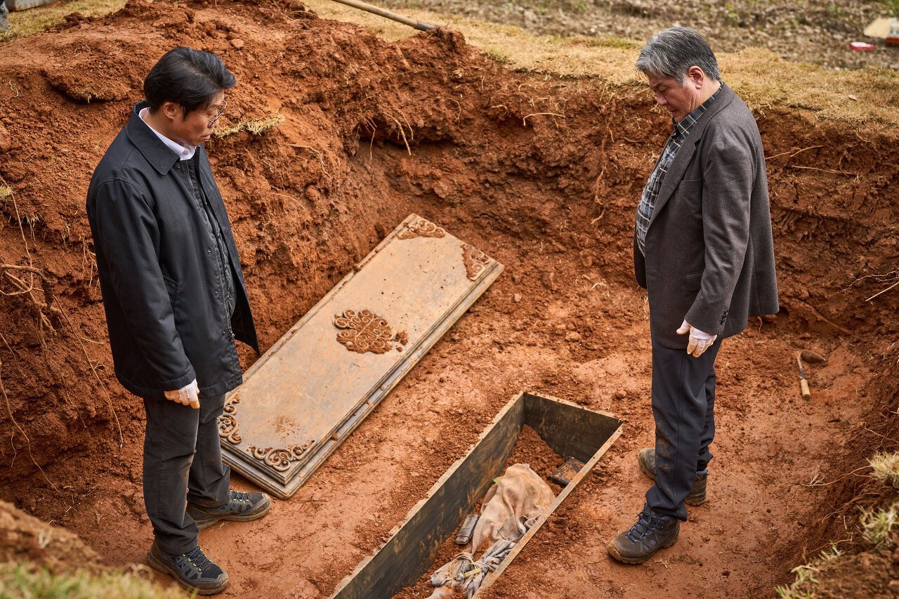 Hwa Rim và Bong Gil tìm đến sự giúp đỡ của chuyên gia tang lễ và chuyên gia phong thủy đất đai