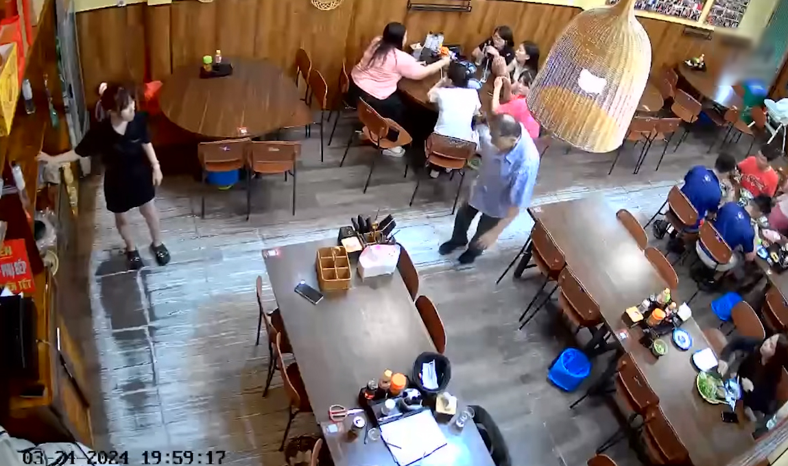 Hình ảnh ghi lại từ camera trong quán ăn ở Đà Nẵng với nam du khách bước đi loạng choạng