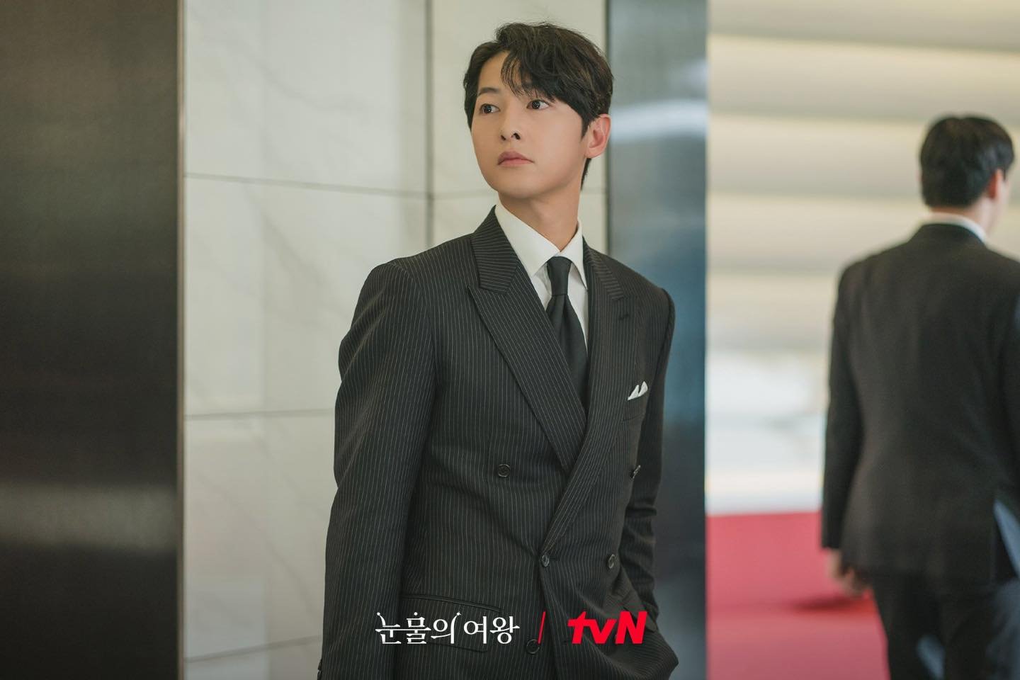 Dựa trên tình tiết phim, Song Joong Ki sẽ vào vai luật sư giải quyết vụ ly hôn của Hong Hae In và Baek Hyun Woo