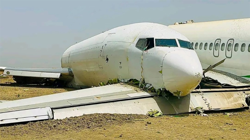 Máy bay mất kiểm soát va chạm trên đường băng, toàn bộ phần thân vỡ vụn - ảnh 8