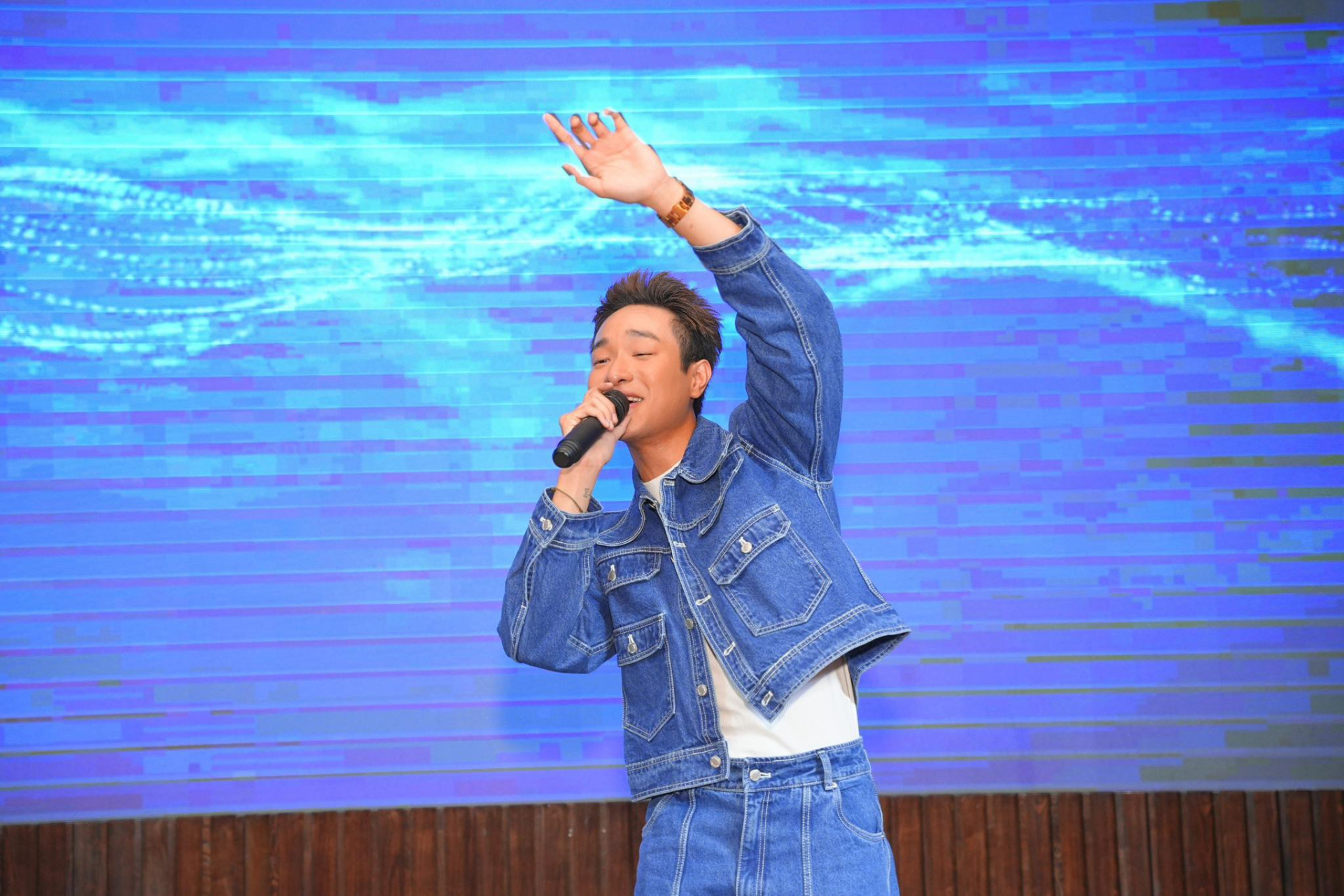 Quán quân Vietnam Idol 2023 đã có mặt tại hội trường để hát giao lưu cùng mọi người
