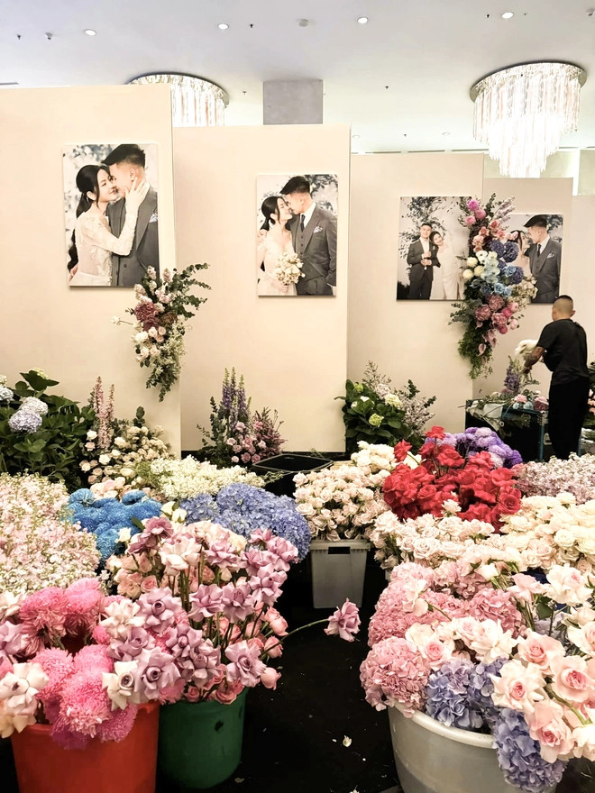 Không gian đám cưới của Quang Hải và Chu Thanh Huyền tràn ngập ảnh cưới và hoa tươi
