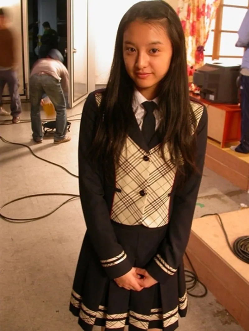 Năm 15 tuổi, Kim Ji Won được casting trên phố