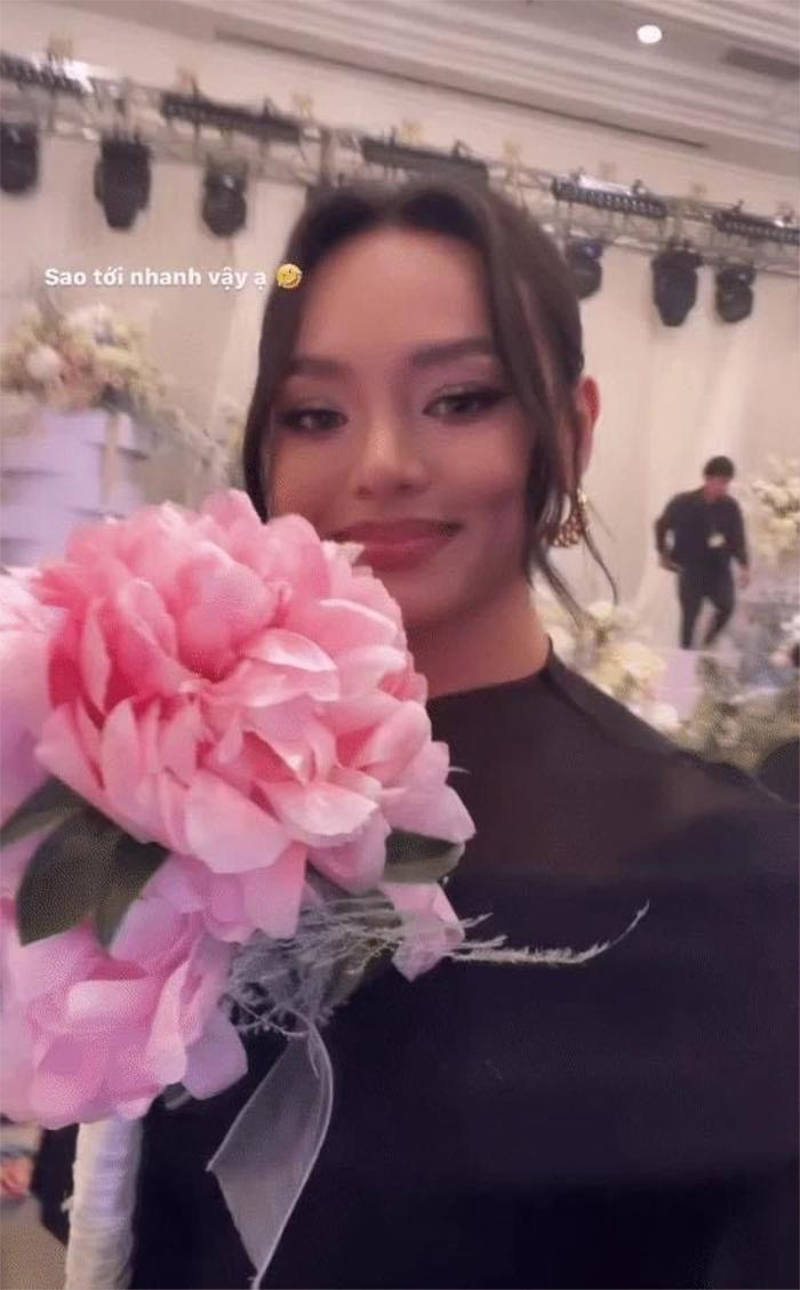 Mai Ngô khoe ảnh chụp với bó hoa cưới lộng lẫy của Thanh Hằng