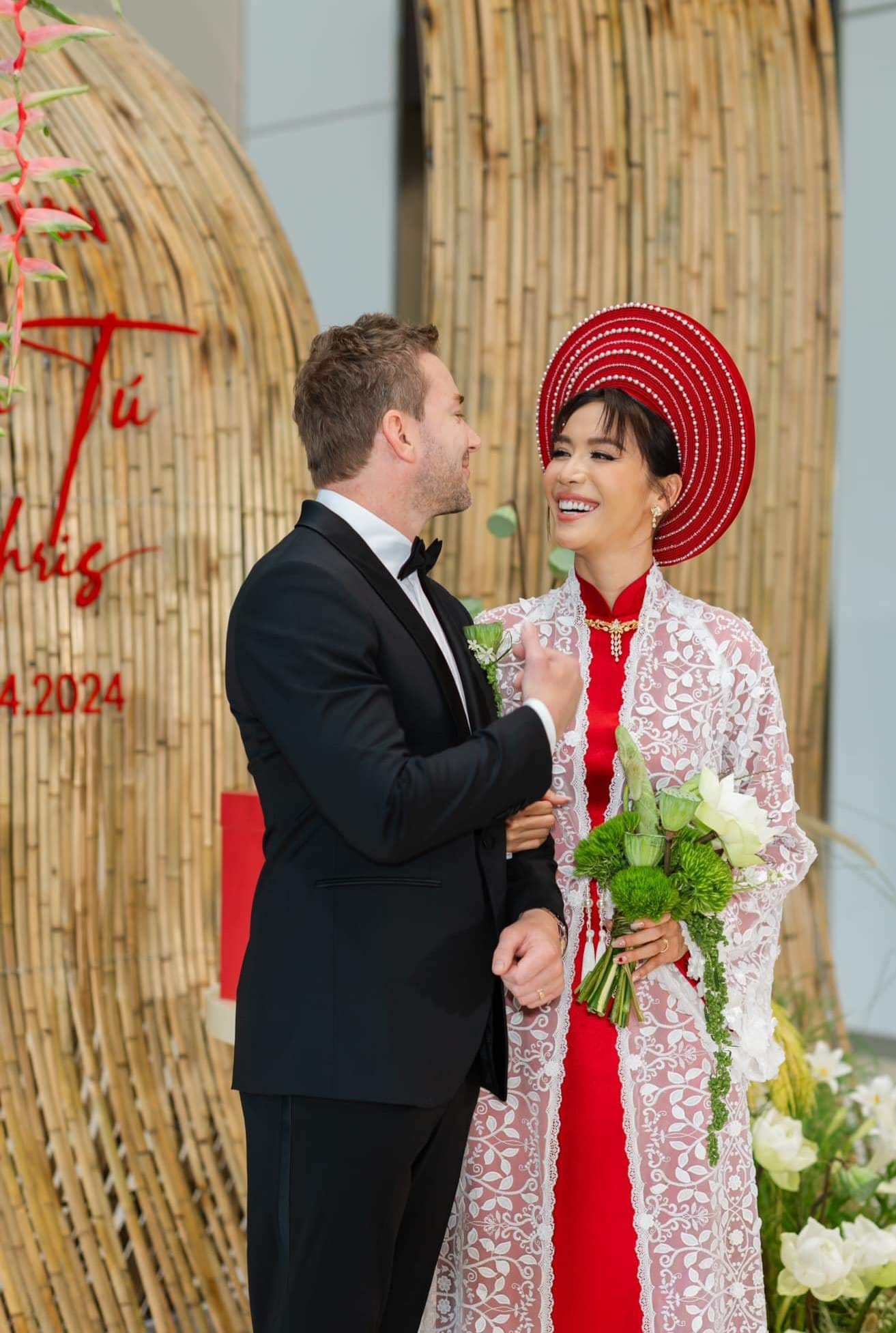 Cô dâu Minh Tú diện áo dài đỏ truyền thống trong tiệc đón khách