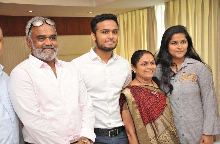 Hitarth Dholakia chụp ảnh cùng những người thân trong gia đình