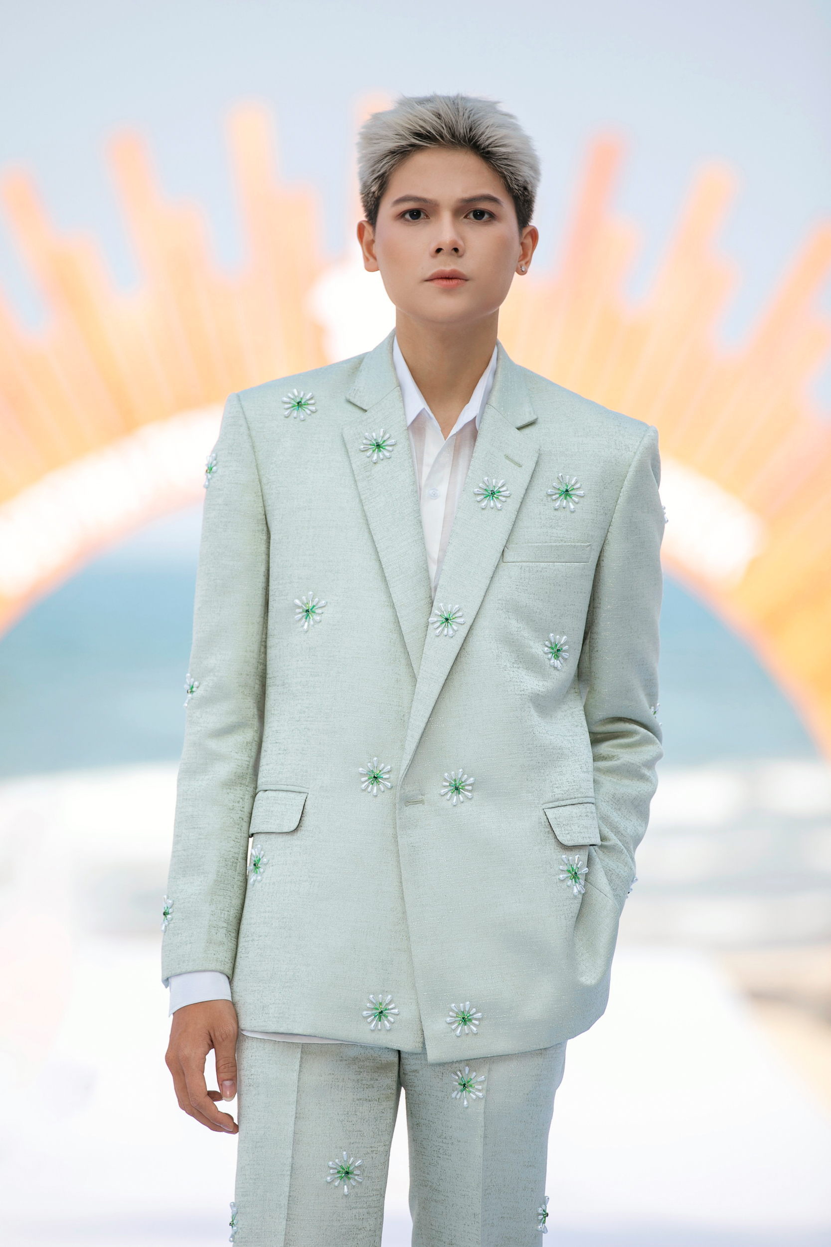 Hoàng Ngân The Face, Vĩnh Đam catwalk trên bãi biển tại Destination Runway Fashion Week 2024 - ảnh 4
