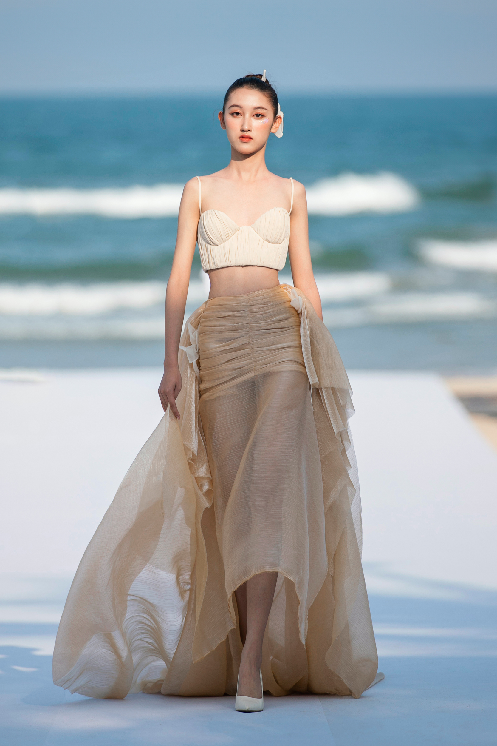 Hoàng Ngân The Face, Vĩnh Đam catwalk trên bãi biển tại Destination Runway Fashion Week 2024 - ảnh 3