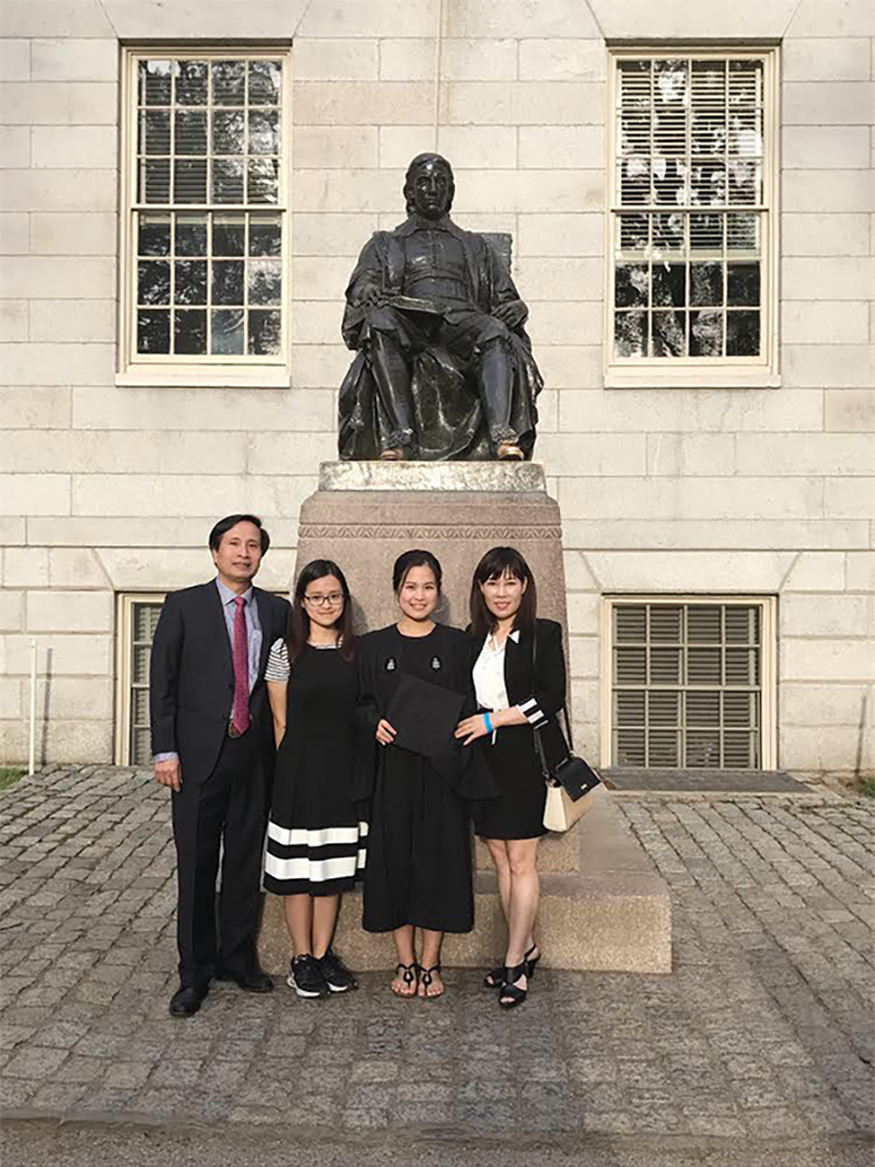 Gia đình của bác sĩ Lã Hà cùng chồng và 2 cô con gái tài giỏi