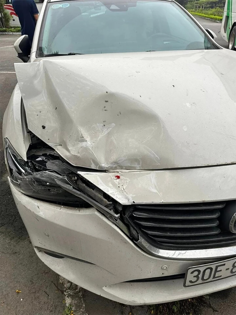 Hình ảnh chiếc xe bị tai nạn của MC Thảo Vân