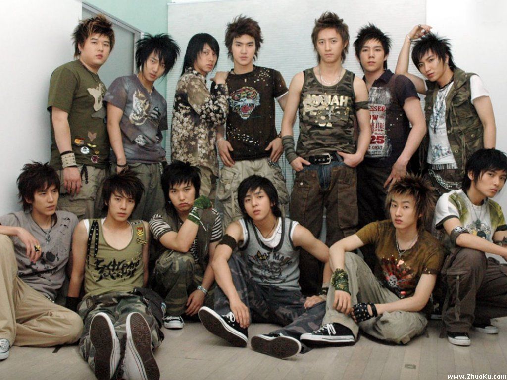 Super Junior ra mắt năm 2005-2006 với 13 thành viên