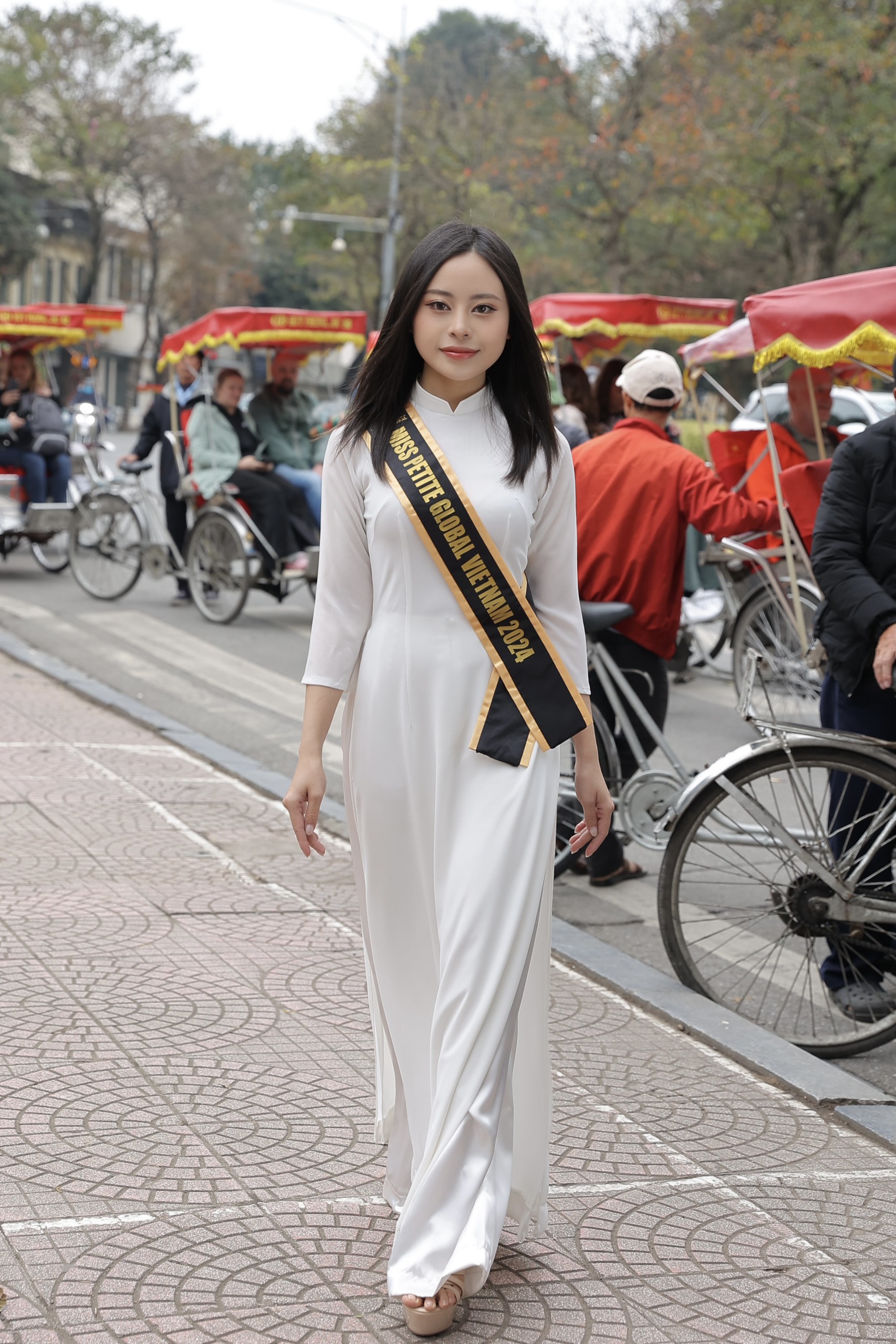 Hình ảnh Lê Trang Ngân diện bộ áo dài trắng truyền thống trong video giới thiệu