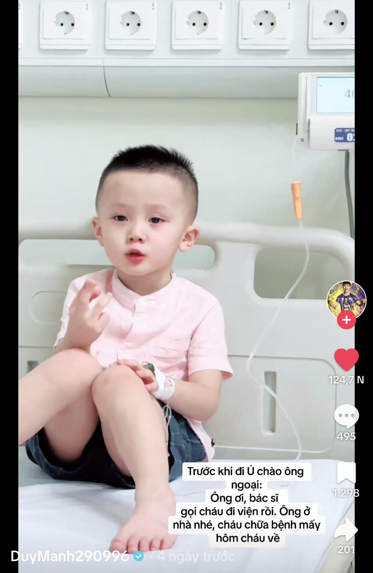 Con trai Duy Mạnh truyền nước trong bệnh viện