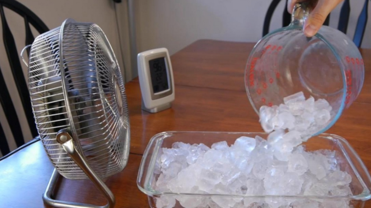 Đặt nước đá trước quạt để thổi khí lạnh giúp giảm nhiệt