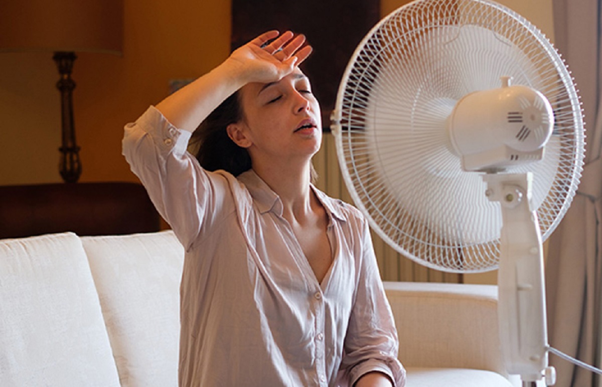 Nhiều người có cảm giác càng bật quạt càng nóng vào mùa hè