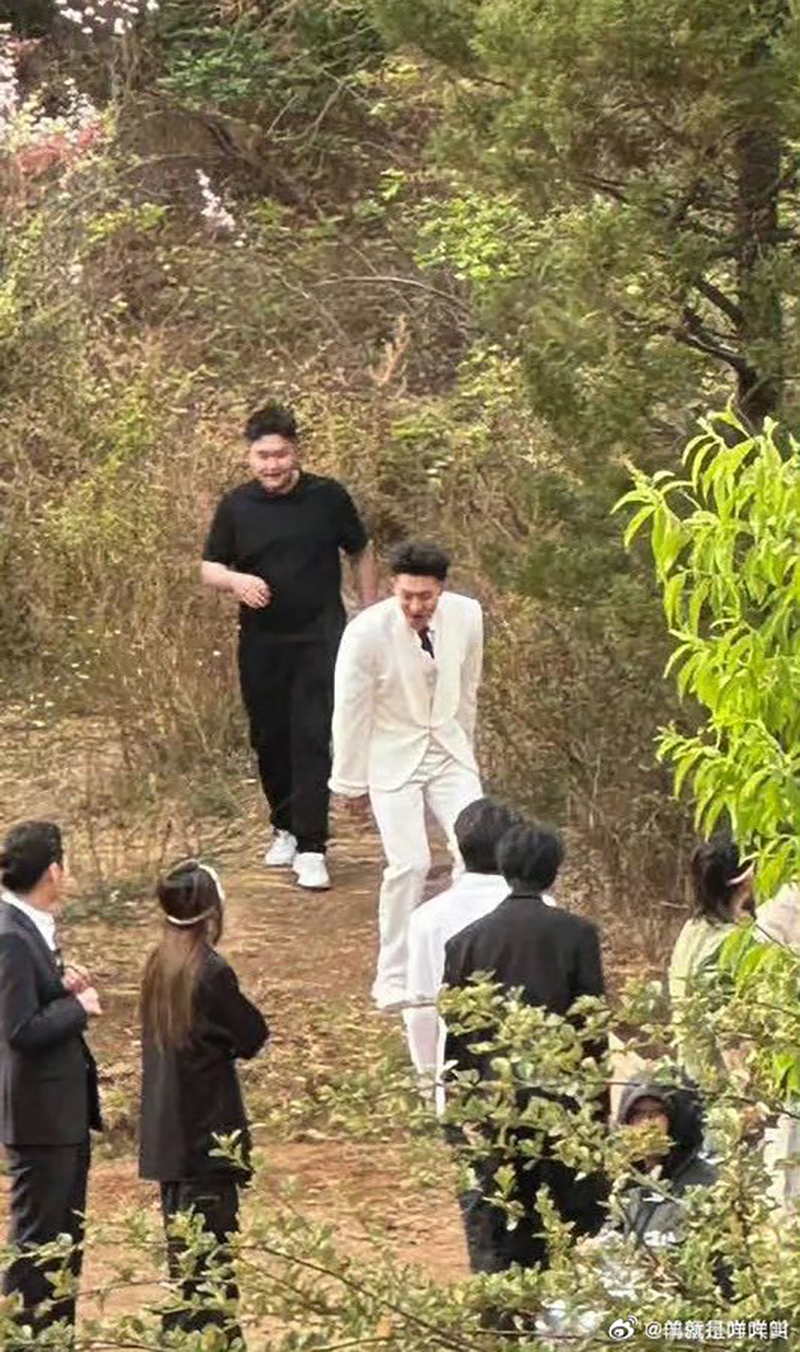 Hình ảnh được cho là Hoàng Tử Thao cùng bạn bè chuẩn bị lễ cầu hôn cho bạn gái