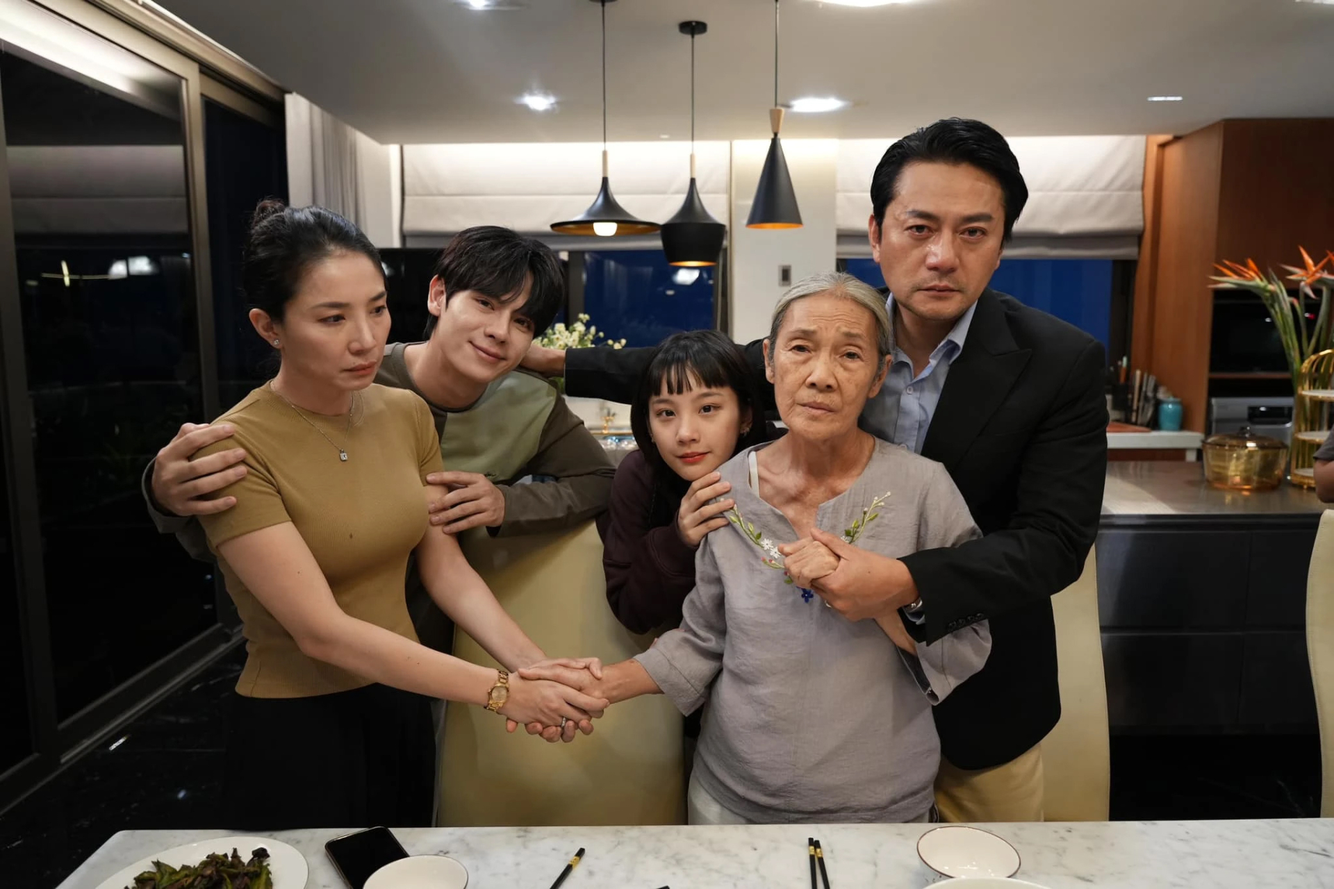 Bà Hai chụp ảnh cùng gia đình Hai Khôn khi bà ra Hà Nội