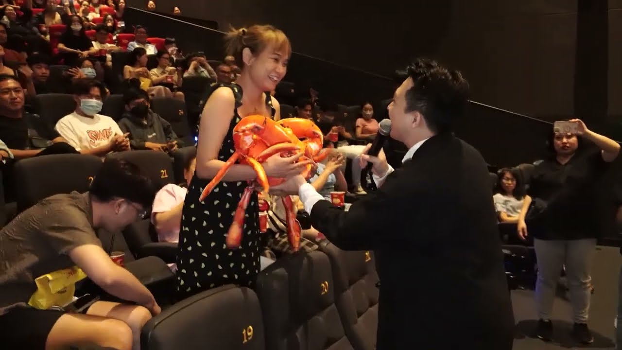 Trấn Thành tặng quà cho fan ở rạp phim
