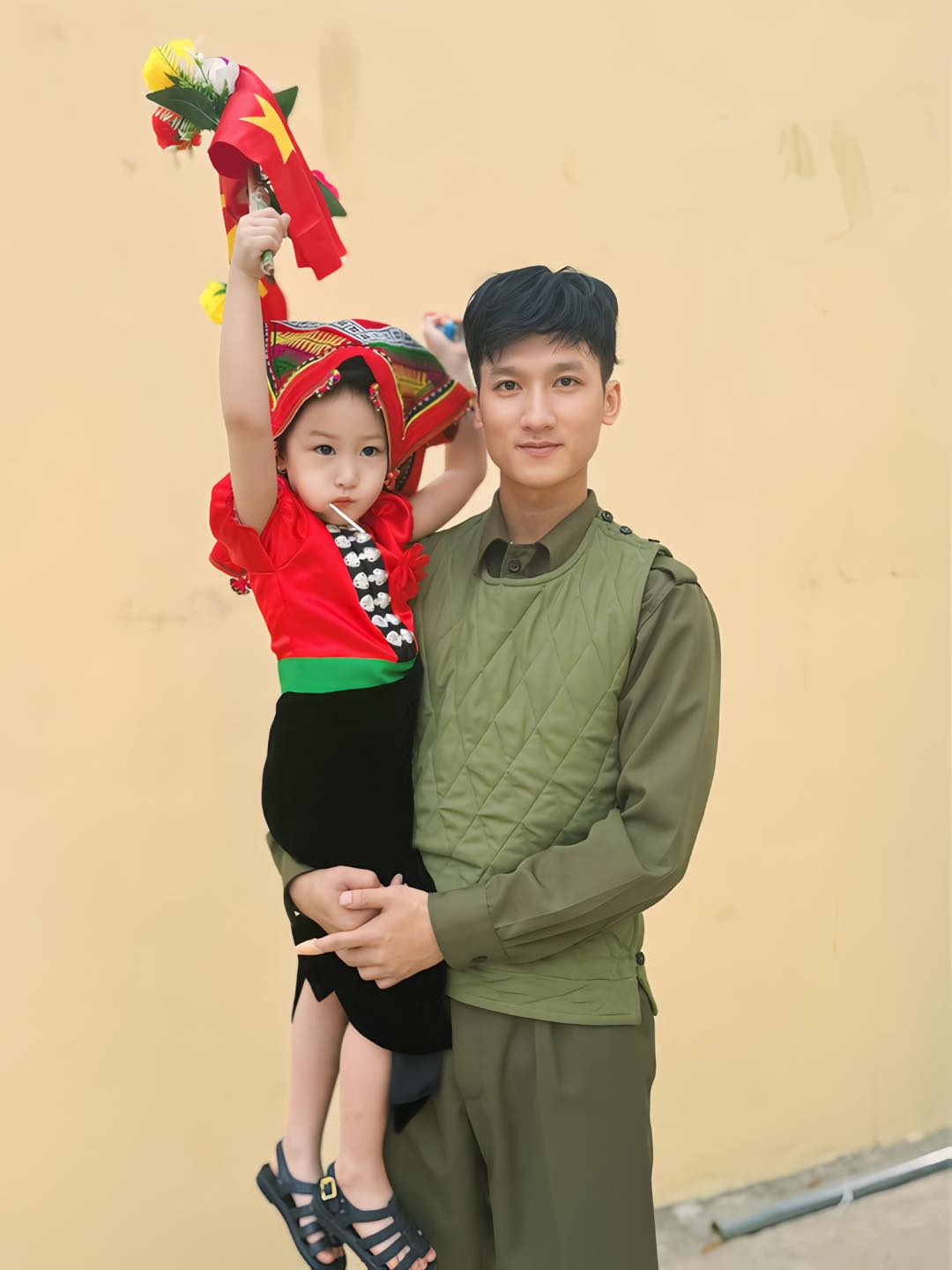 Bé Trần Vy Trâm 4 tuổi được chọn làm em bé Điện Biên trong buổi diễu hành