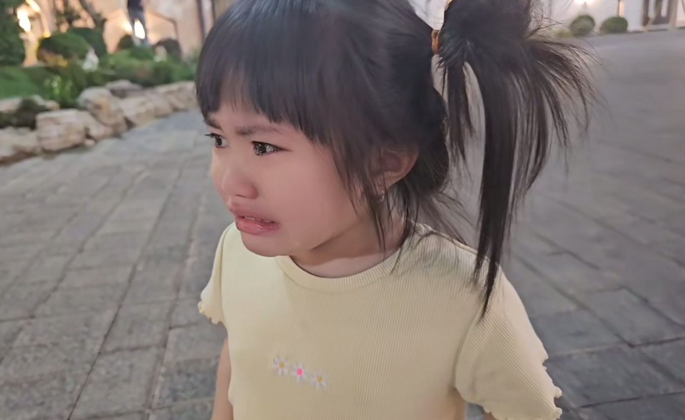 Con gái Bảo Ngọc của Lê Dương Bảo Lâm bật khóc khi không có được món đồ chơi yêu thích