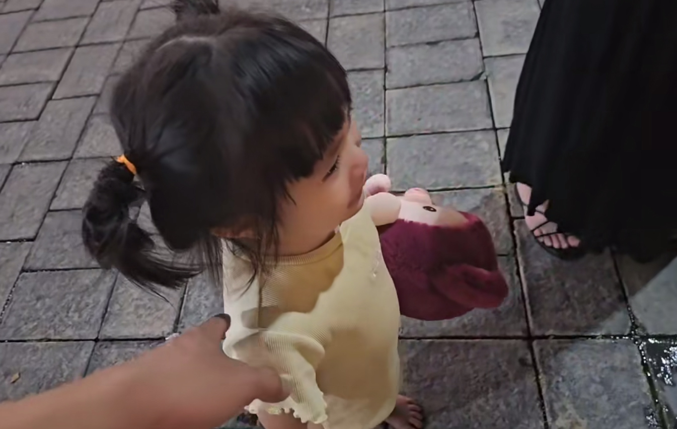 vo-chong-le-duong-bao-lam-gay-tranh-cai-khi-nuong-chieu-con-het-muc-6