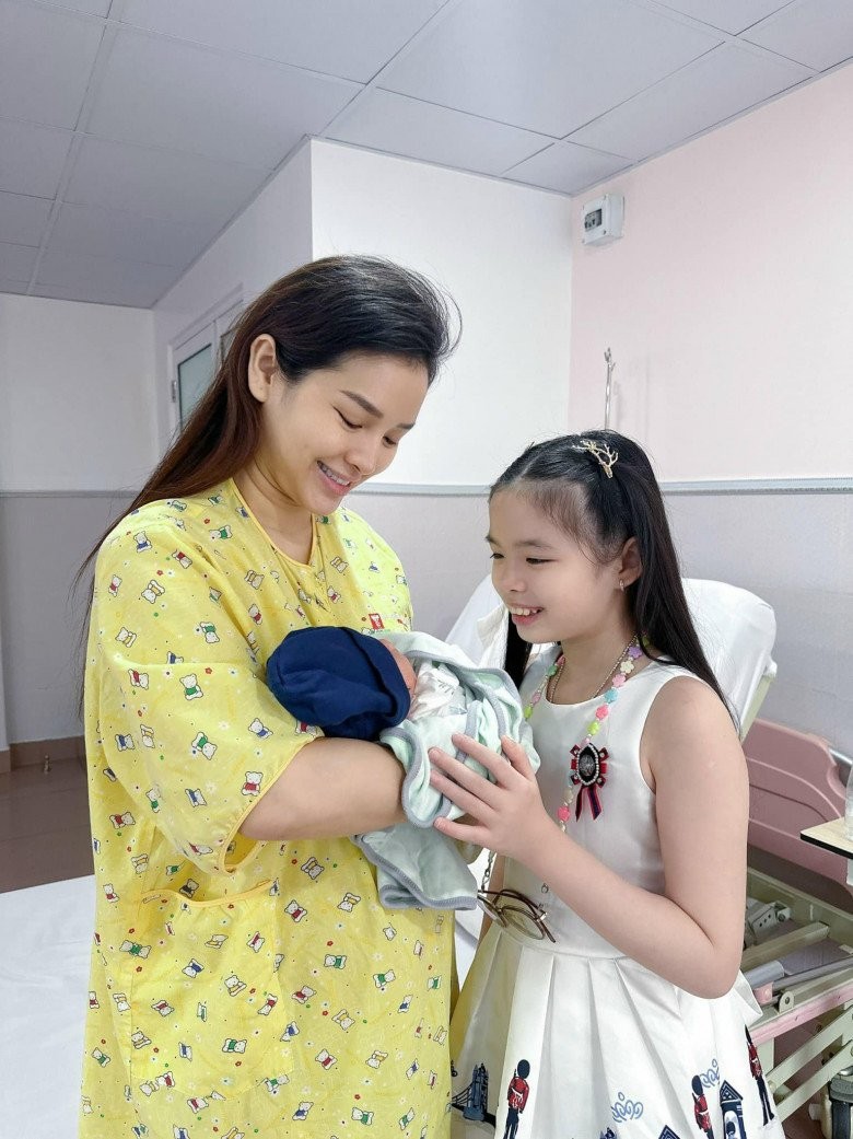 Tháng 6/2023, Phương Trinh Jolie sinh hạ con trai đầu lòng cho Lý Bình