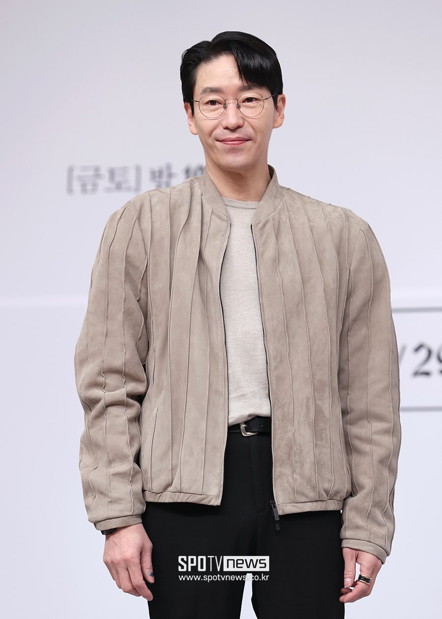 Nam diễn viên Uhm Ki Joon thông báo đã kết hôn ở tuổi 48