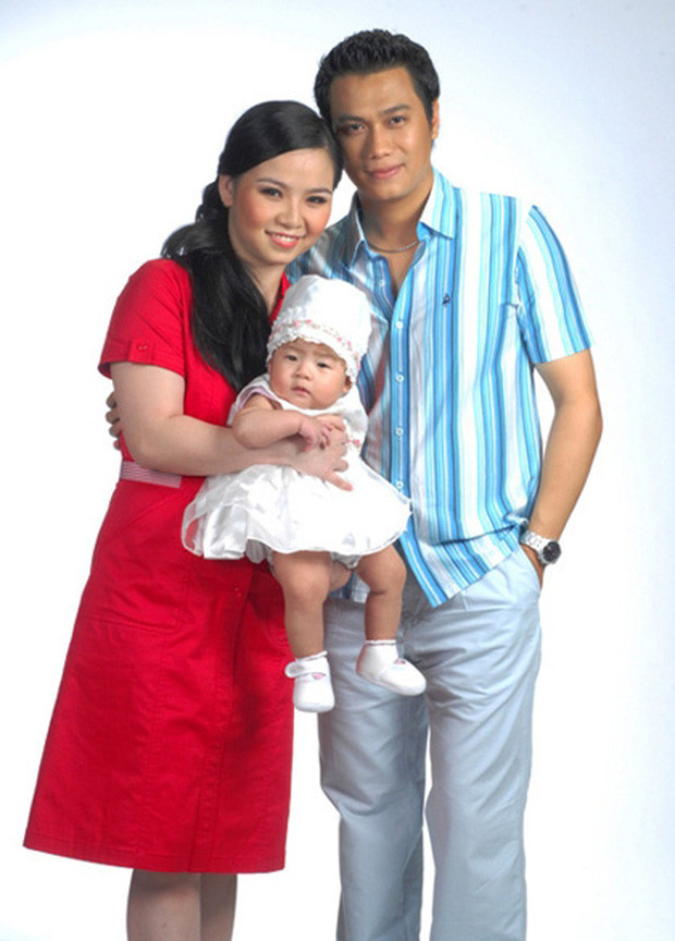 Việt Anh bên cạnh con gái và người vợ đầu tiên