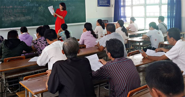 Sau khi tấm ảnh phụ huynh chụp cô giáo trong buổi họp tổng kết đăng tải, nhà trường đã phạt nặng cô giáo (Ảnh minh họa)